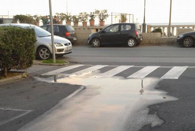 Ancora una perdita d’acqua a Diano Marina, Rivieracqua interviene subito. Numero verde per i guasti: 800410344