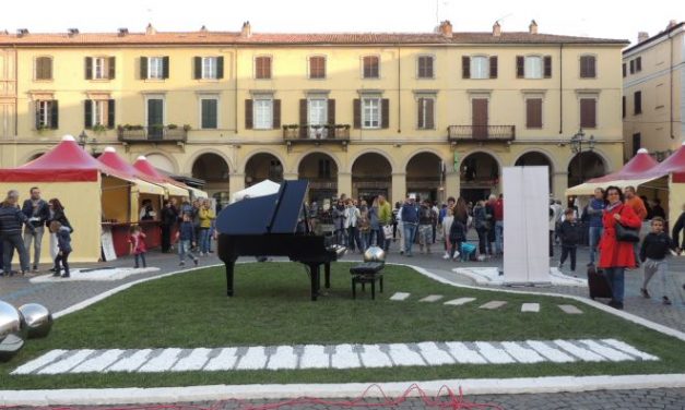 Piazza Duomo a Tortona, in tanti la vogliono pedonale. Don Paolo: “Si potrebbe fare”