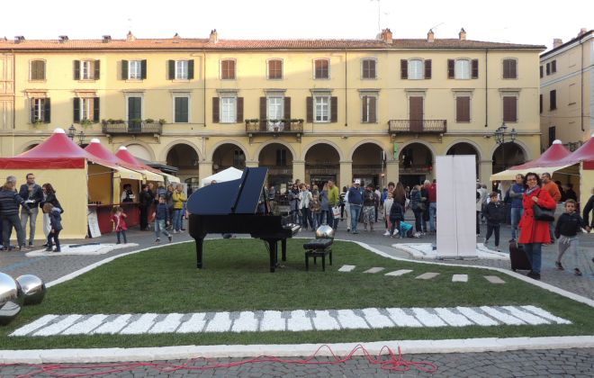 Piazza Duomo a Tortona, in tanti la vogliono pedonale. Don Paolo: “Si potrebbe fare”