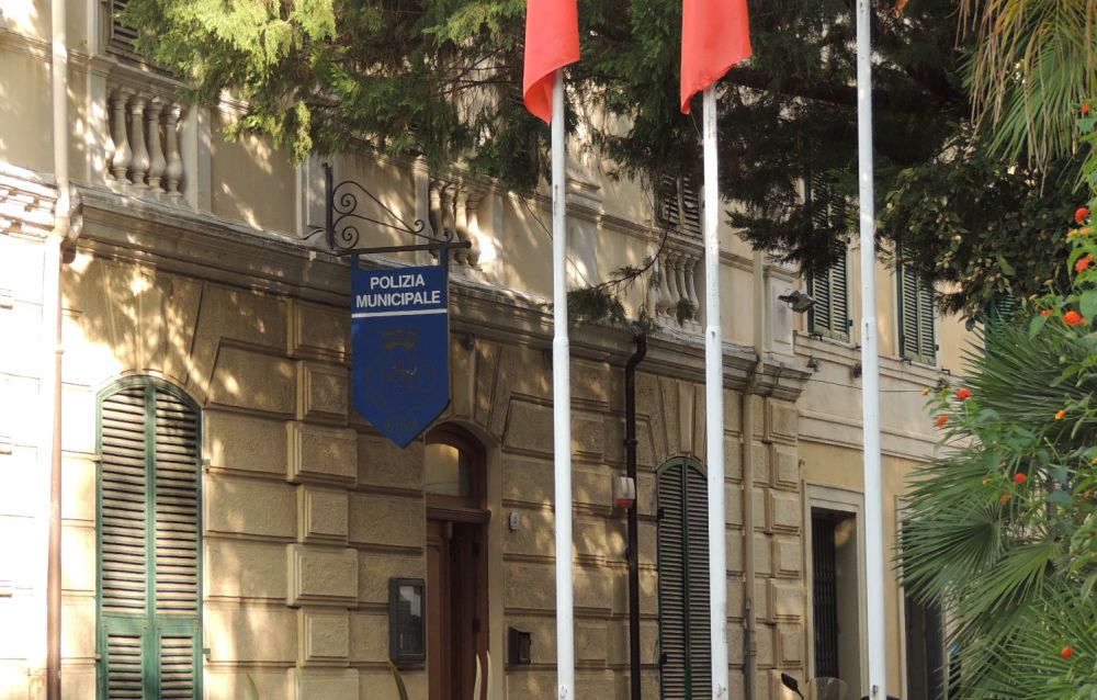 Sei stranieri che chiedevano l’elemosina fermati dai Vigili a Diano Marina durante il WindFestival