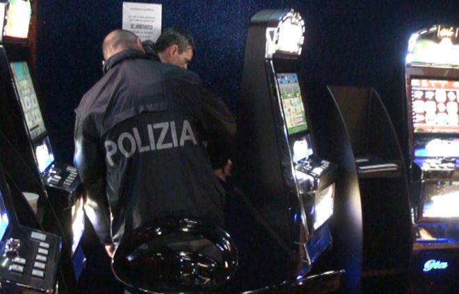 Controlli straordinari della Polizia ad Alessandria con pattuglie anti accattonaggio e nei locali notturni