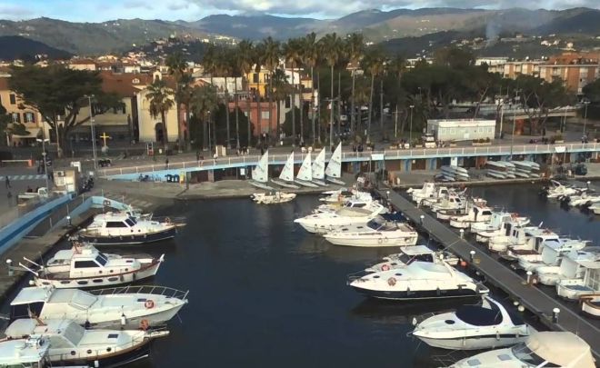 Pensionato che non sa nuotare cade nel porto di Diano Marina, salvato da un dipedente delle Gestioni Municipali