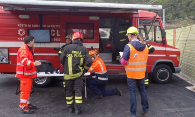 Si rovescia un camion alla periferia di Tortona, chiusa la statale per alcune ore
