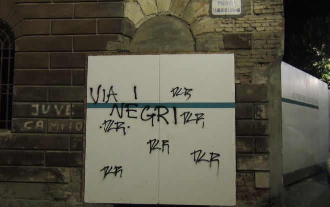 Vergognose scritte razziste a Tortona, così non va. Non è colpa loro se sono qui