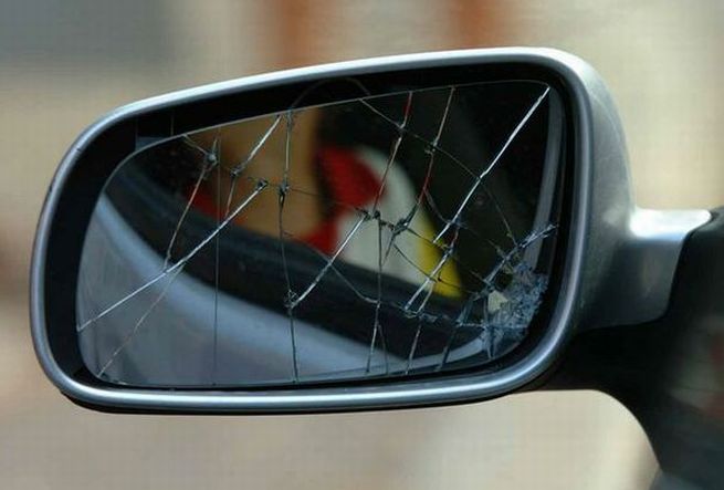 Alessandria, due nordafricani e una giovane italiana si divertono a rompere specchietti