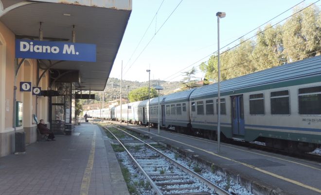 I bambini dianesi in visita alla stazione per vedere gli ultimi treni passare