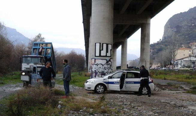 A Ventimiglia tre interventi per allontanare gli stranieri. Il sindaco: “I cittadini devono sentirsi tranquilli”