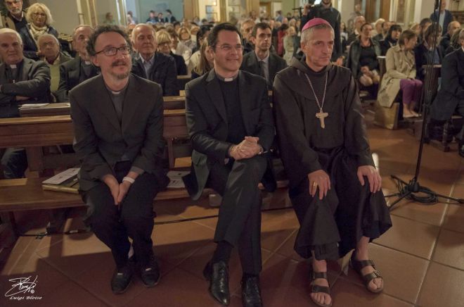 Vittorio Viola vescovo atipico che cammina scalzo e veste come San Francesco