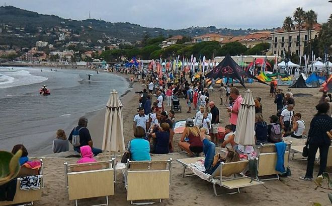 Il tempo così-così non scoraggia la gente: il Windfestival di Diano Marina è un successo