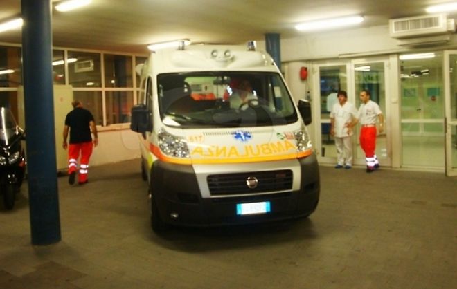 A Sale una giovane donna partorisce una bimba in ambulanza. Un plauso a medico e infermiere del 118