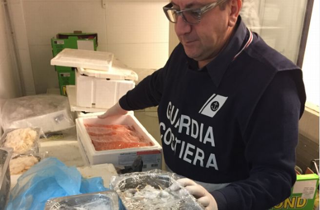 La Capitaneria di Porto di Imperia sequestra 100 Kg di pesce non tracciato in un ristorante