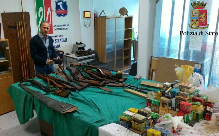 Ovada, entra nell’area di servizio con un fucile e in casa aveva un’arsenale