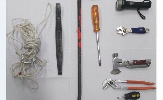 Tentano di rubare in un condominio di Alessandria con questi arnesi da scasso, arrestati dai Carabinieri