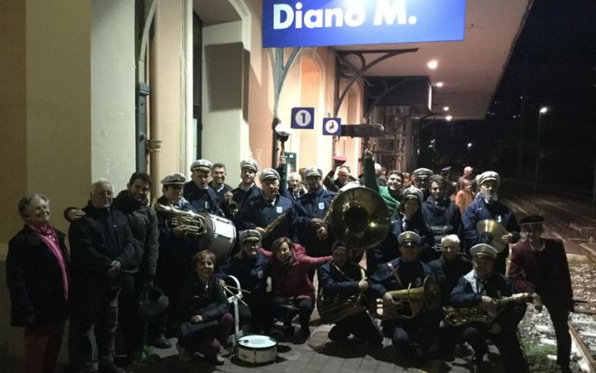 La banda musicale di Diano Marina ha salutato l’ultimo treno in partenza dalla stazione, che chiude definitivamente