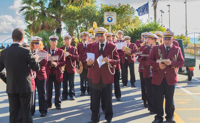 Tanti applausi alla banda di Diano Marina in concerto per le vie della città