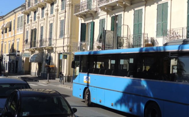 Corse anche la domenica per la stazione di Diano, ma non è un bus navetta che fa la spola continua, solo un servizio di linea festivo di RT