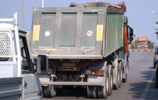 Tortonese colpito da una gomma che si stacca dal camion in corsa, illeso per miracolo