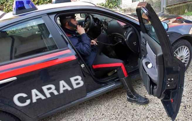 Valenza, rubano un ciondolo del valore di 140 euro, nei guai una coppia