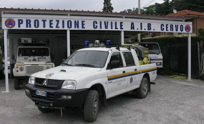 La Protezione civile di Cervo rimuove una frana sull’Aurelia e manda tre persone in aiuto a Vessalico