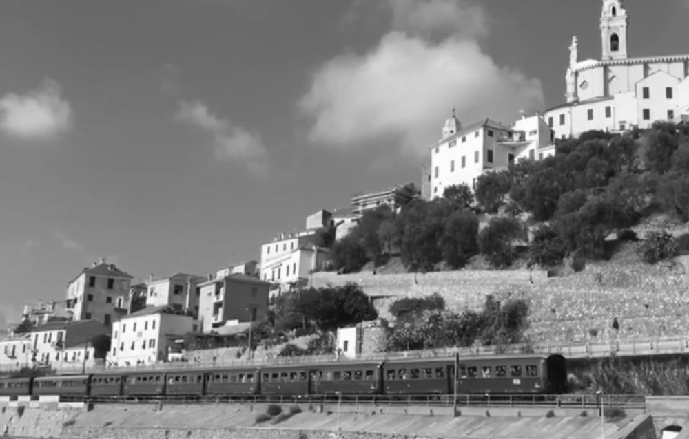Foto d’epoca a Cervo col treno che transita sotto il borgo. In realtà l’immagine è di oggi, 1° novembre 2016