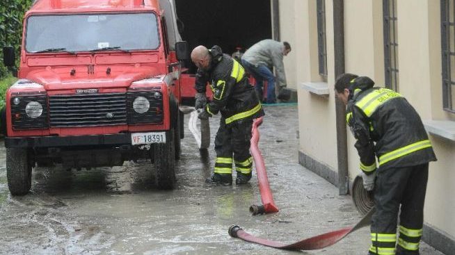 A Tortona una villetta si allaga e un campo si incendia, intervengono i pompieri