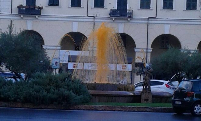 Ad Imperia la fontana di piazza Dante si è tinta di arancione