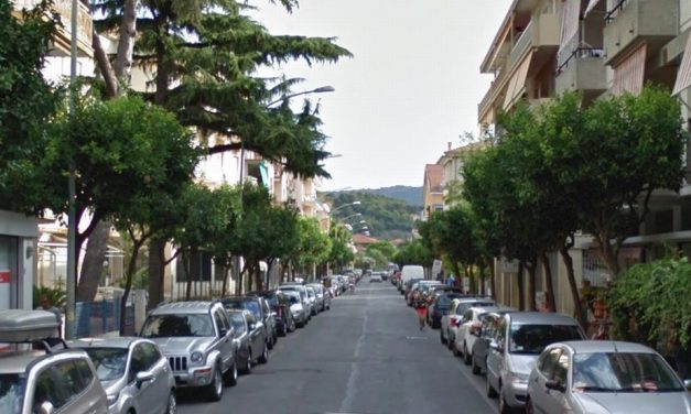 Furgone a fuoco in viale Kennedy a Diano Marina, intervengono i pompieri