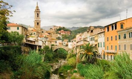 Musica e teatro sotto le stelle: a Dolcedo scatta l’edizione 2026 di “Per le Vie del Borgo”