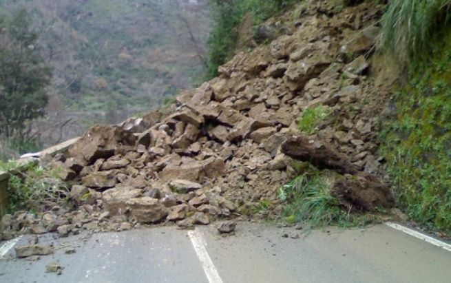 Frane smottamenti in tutta la Liguria, chiusa (e poi riaperta in un’unica corsia) l’A10