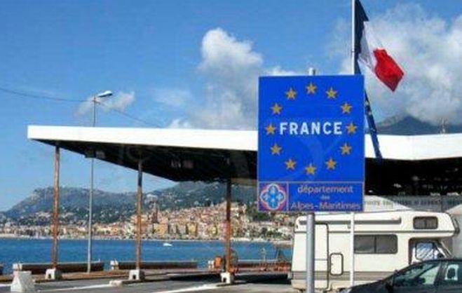 Ventimiglia, prima si nasconde poi si  barrica all’interno della toilette di un Thello per andare in Francia