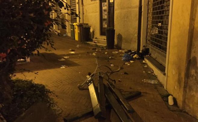 Panchine rotte, alberi divelti, rifiuti in giro: la notte brava dei vandali ad Imperia