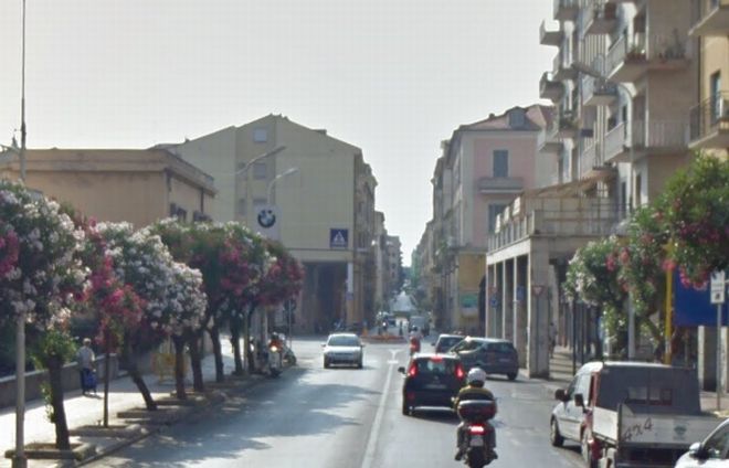 Giovane straniero in sangue soccorso mentre vaga a Imperia, forse picchiato