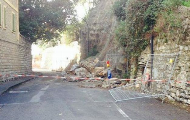 Frana la montagna sulla strada (Via Torino) che porta all’incompiuta di Diano Marina che è bloccata