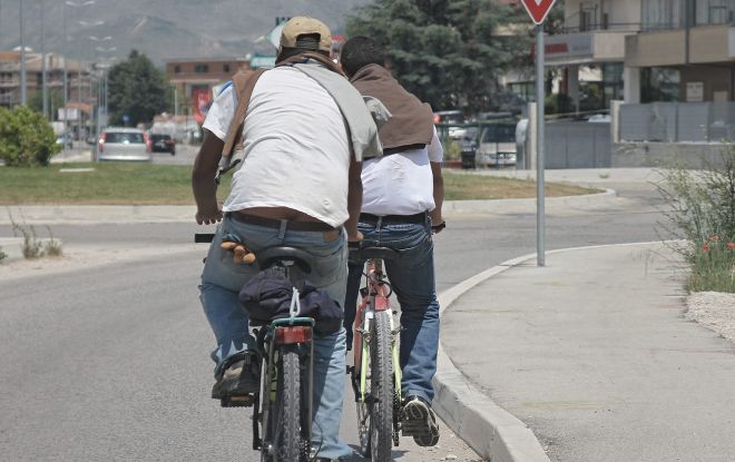 Ladro tortonese investe una donna e scappa, ma viene inseguito da un marocchino in bici che lo blocca aiutato dai passanti