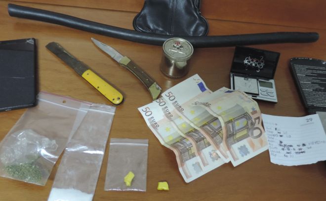 Valenza, italiano denunciato perché in auto aveva questi oggetti