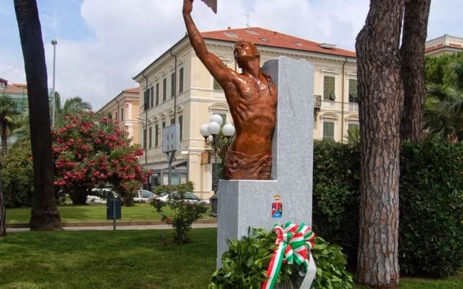 A Diano Marina davanti al monumento sulla passeggiata a mare si ricordano i caduti alle missioni di pace