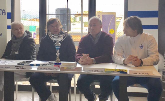 Tanta gente a Diano Marina per Adriano Panatta: “Felice di essere qui ringrazio Loris Leone”.Brunazzi gli consegna una coppa