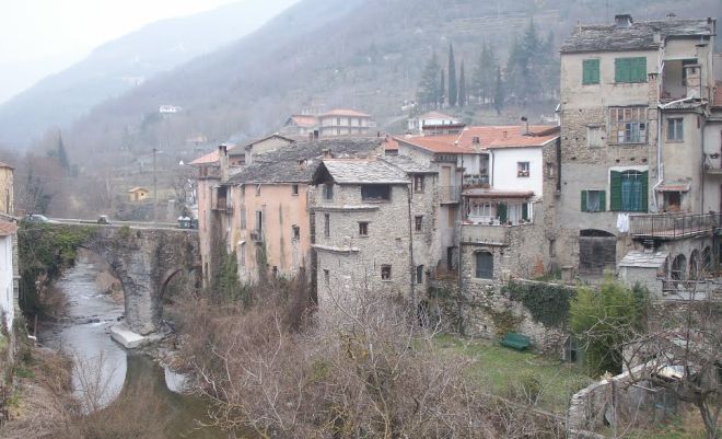 Pieve di Teco organizza il concorso “Alberi di Natale per le vie del Borgo”