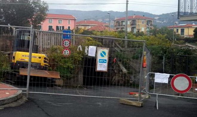 Chiuso il traffico al Pontino di Diano marina, a breve la demolizione