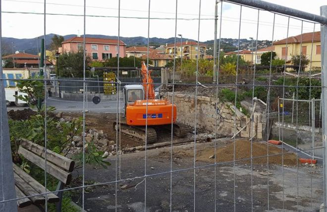 Abbattuto il “Pontino” di Diano Marina per favorire i collegamenti con la nuova stazione, commenti positivi sui social