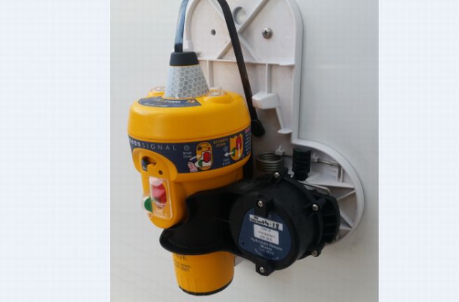 Abbandona in mare la vecchia radio-boa: denunciato comandante di uno yacht per procurato allarme.