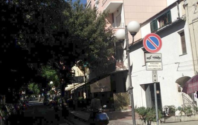 Mercoledì, grazie anche alla nostra segnalazione, il Comune di Diano Marina poterà le piante in via Colombo