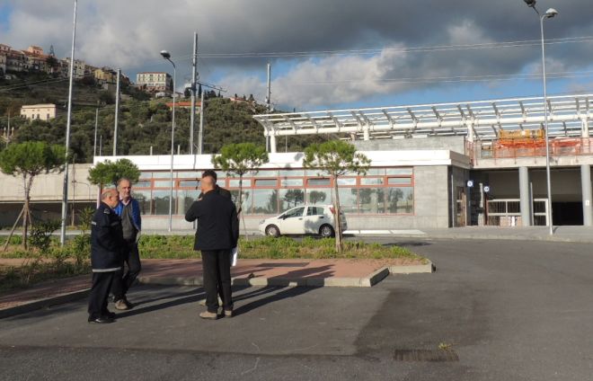 Sopralluogo delle Ferrovie alla nuova stazione di Diano: “Tranquilli, verrà aperta in tempo”