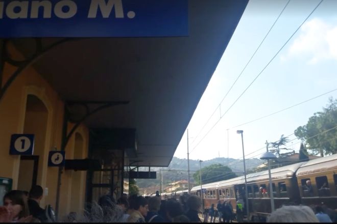 Le immagini dell’ultimo treno che passa dalla stazione di Diano Marina
