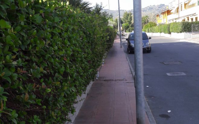 Borgarello: Ma in via Dea Diana come fanno a passare disabili e bambini in carrozzella? Chiappori: “Colpa dei privati”