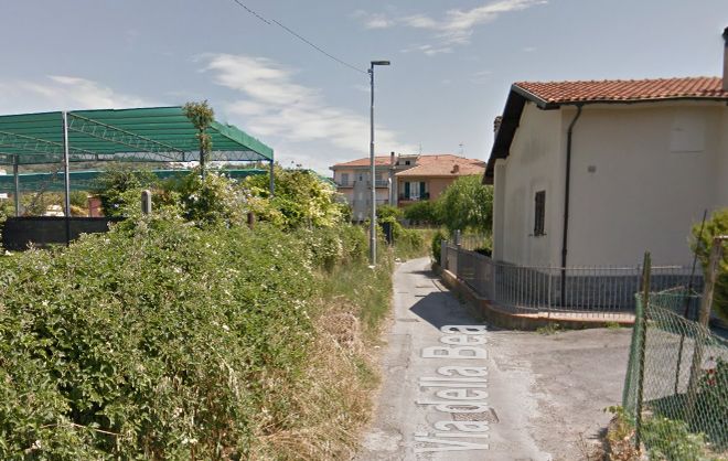 A Diano Marina un privato cittadino accetta di mettere un palo in casa sua per far passare le ambulanze