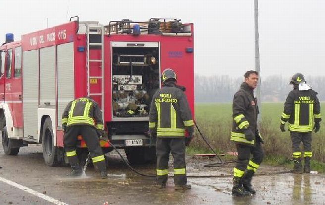 L’auto vola fuori dalla strada e si capovolge sfiorando un palo a Sale, quasi illesi due pensionati