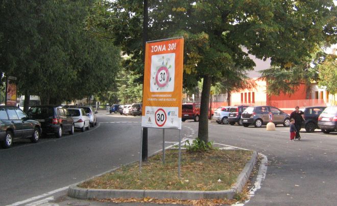 Tortona viale Kennedy, la mamma va  prendere la figlia a scuola e i ladri entrano in azione