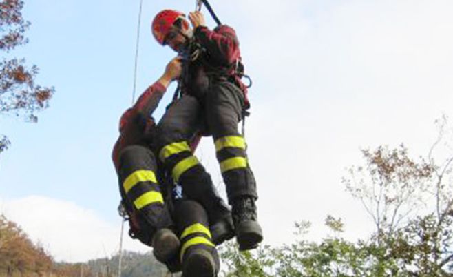 Pensionata tortonese cade in bagno e riesce trascinarsi fino al telefono, salvata dai pompieri