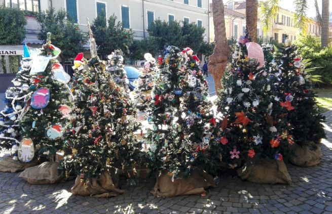 A Diano Marina è possibile votare l’albero di Natale più bello della città
